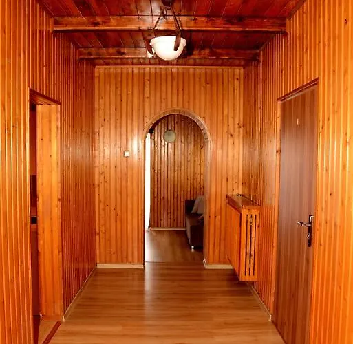 Osa Modlin Airport カントリーハウス *